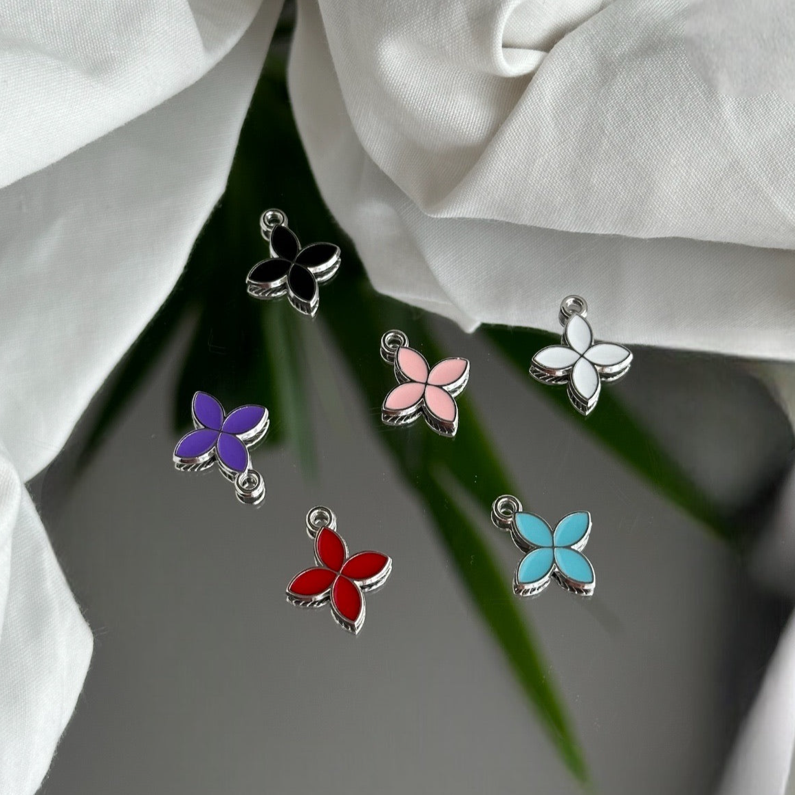 Geometric flowers (5 colors) - Charm