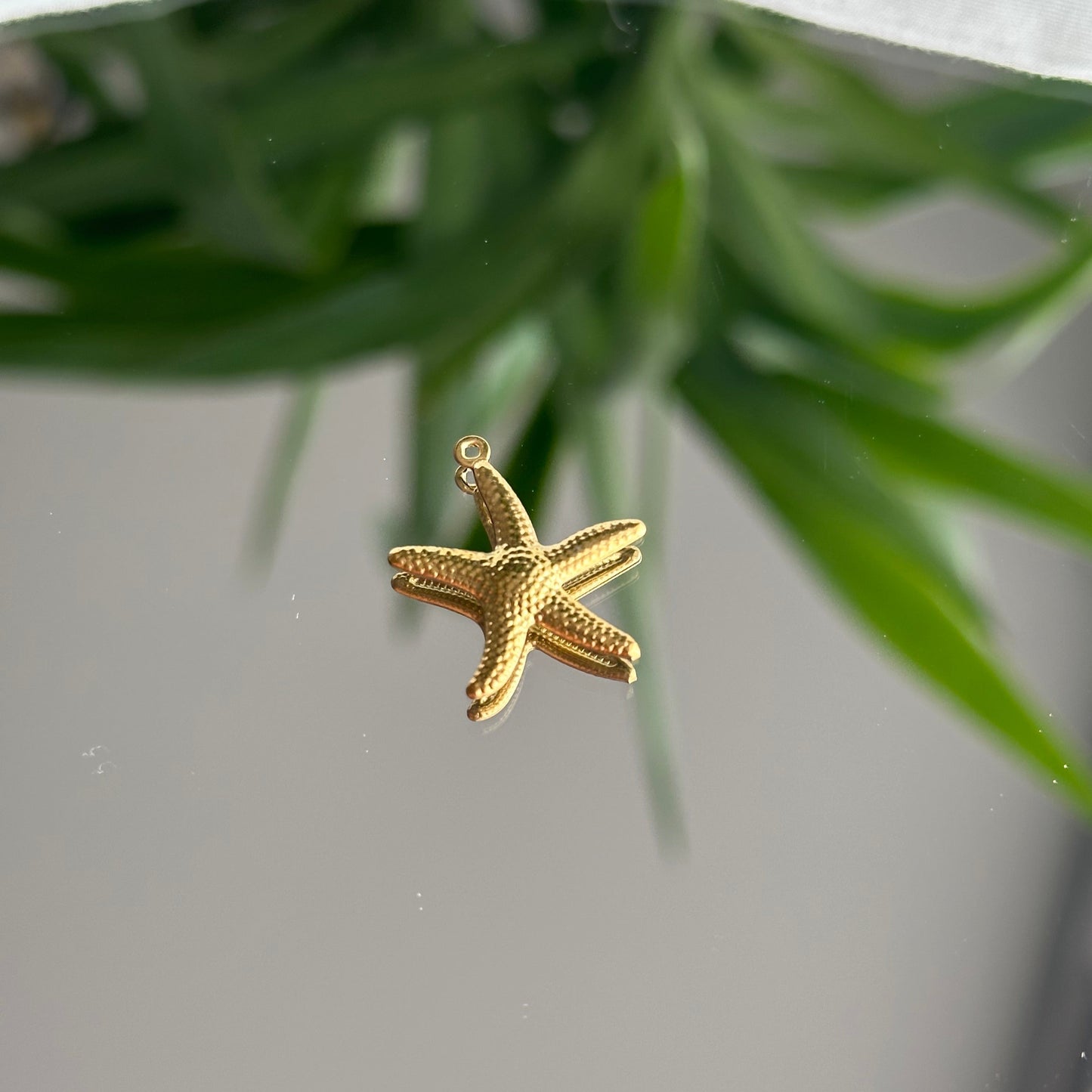 Large gold starfish - Charm