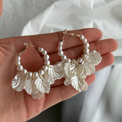 Boucles d'oreilles fleurs blanches