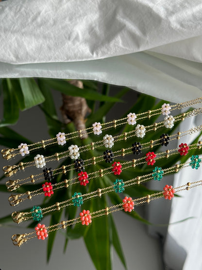 Pulsera pequeña flor en perlas negras