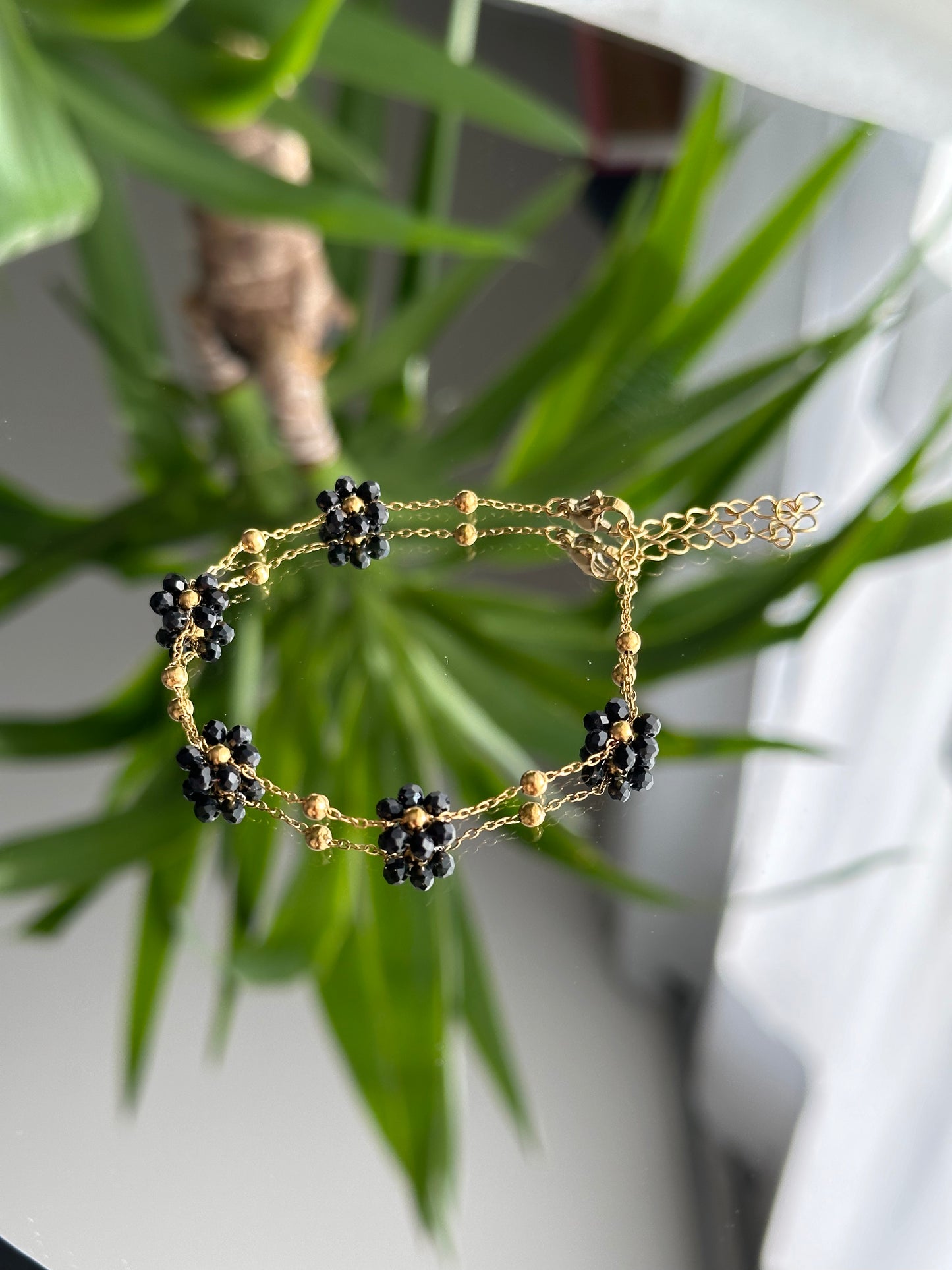 Pulsera pequeña flor en perlas negras