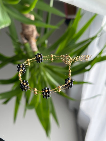 Pulsera pequeña flor en perlas negras