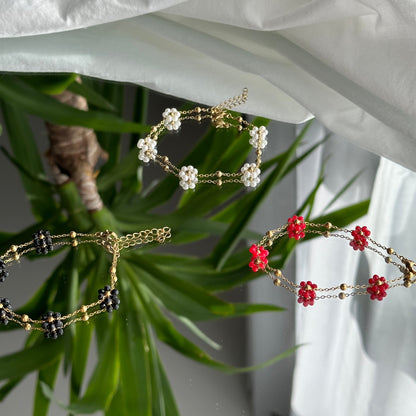 Pulsera pequeña flor en perlas negras