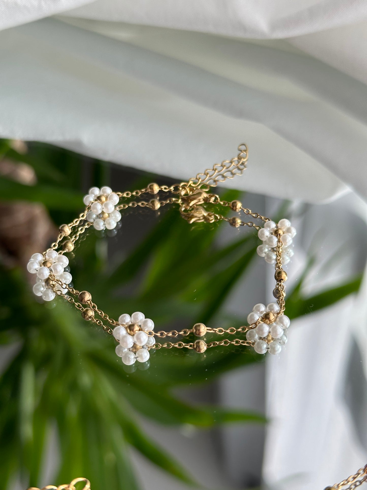 Pulsera pequeña flor en perlas negras