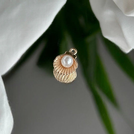 White pearl shell - Charm