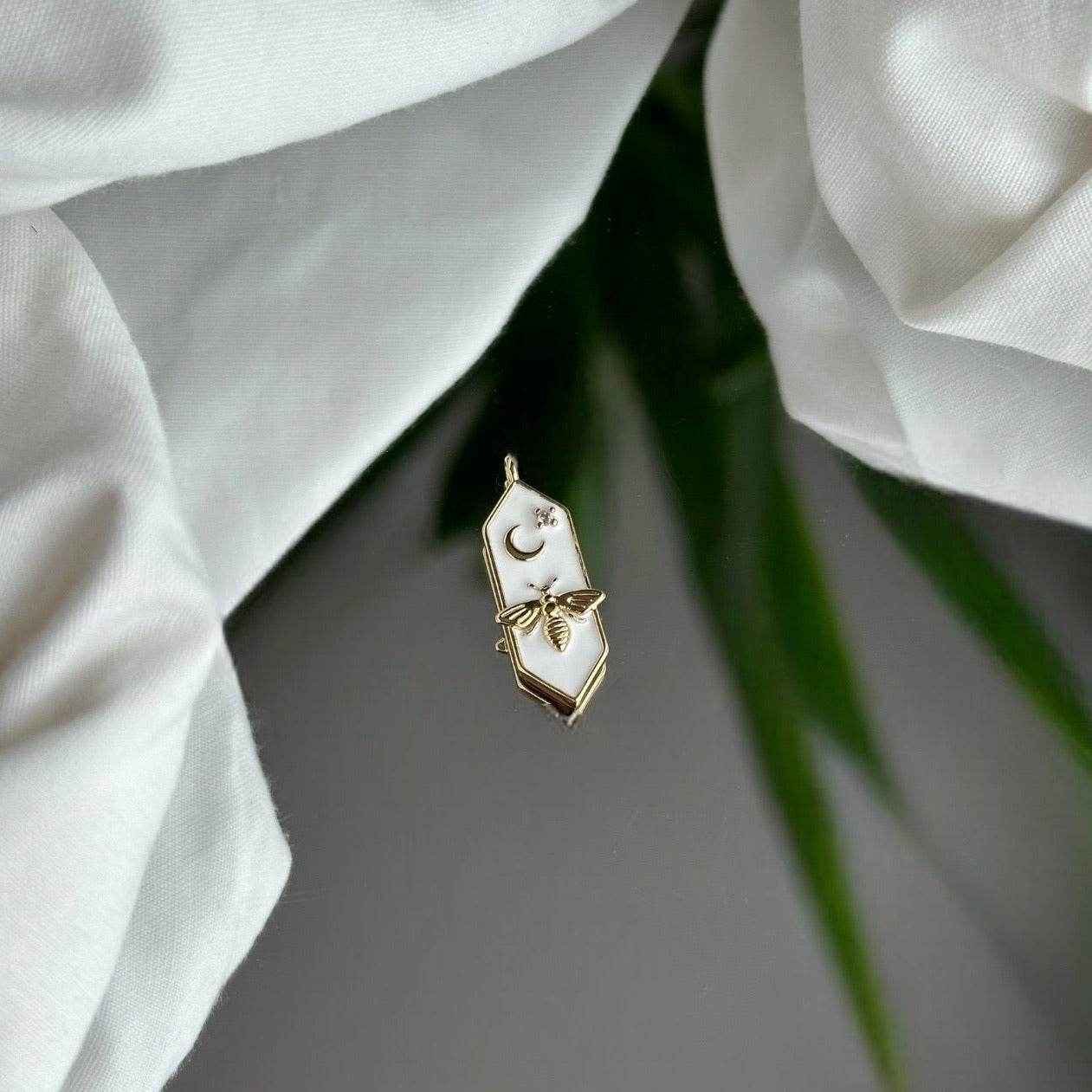 White bee diamond medallion - Charm