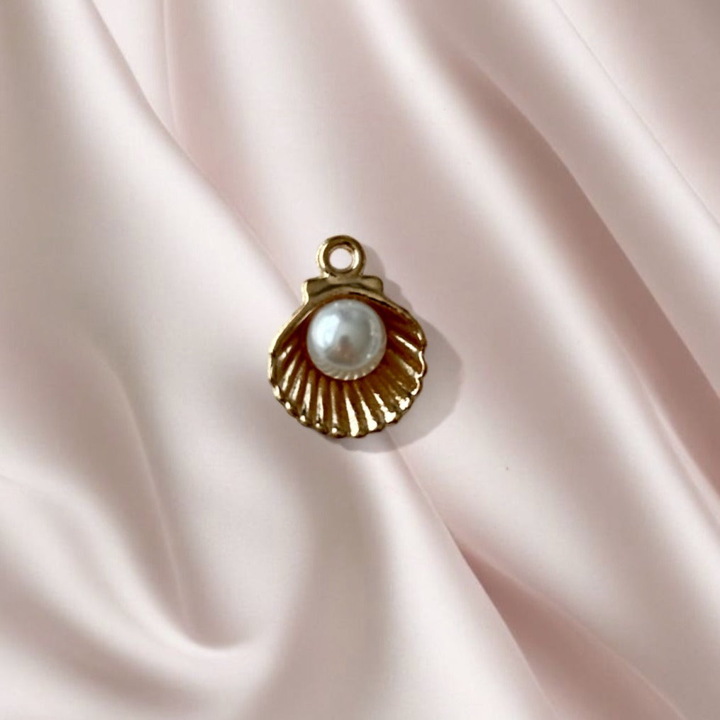 White pearl shell - Charm