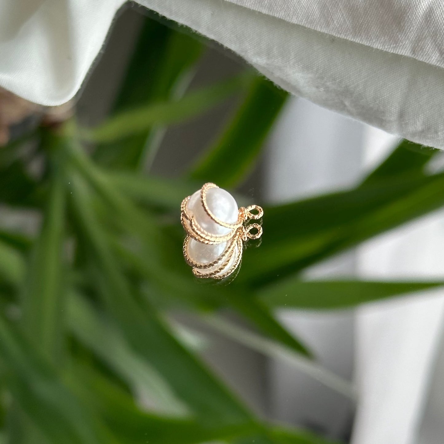 White pearl with gilding - Charm