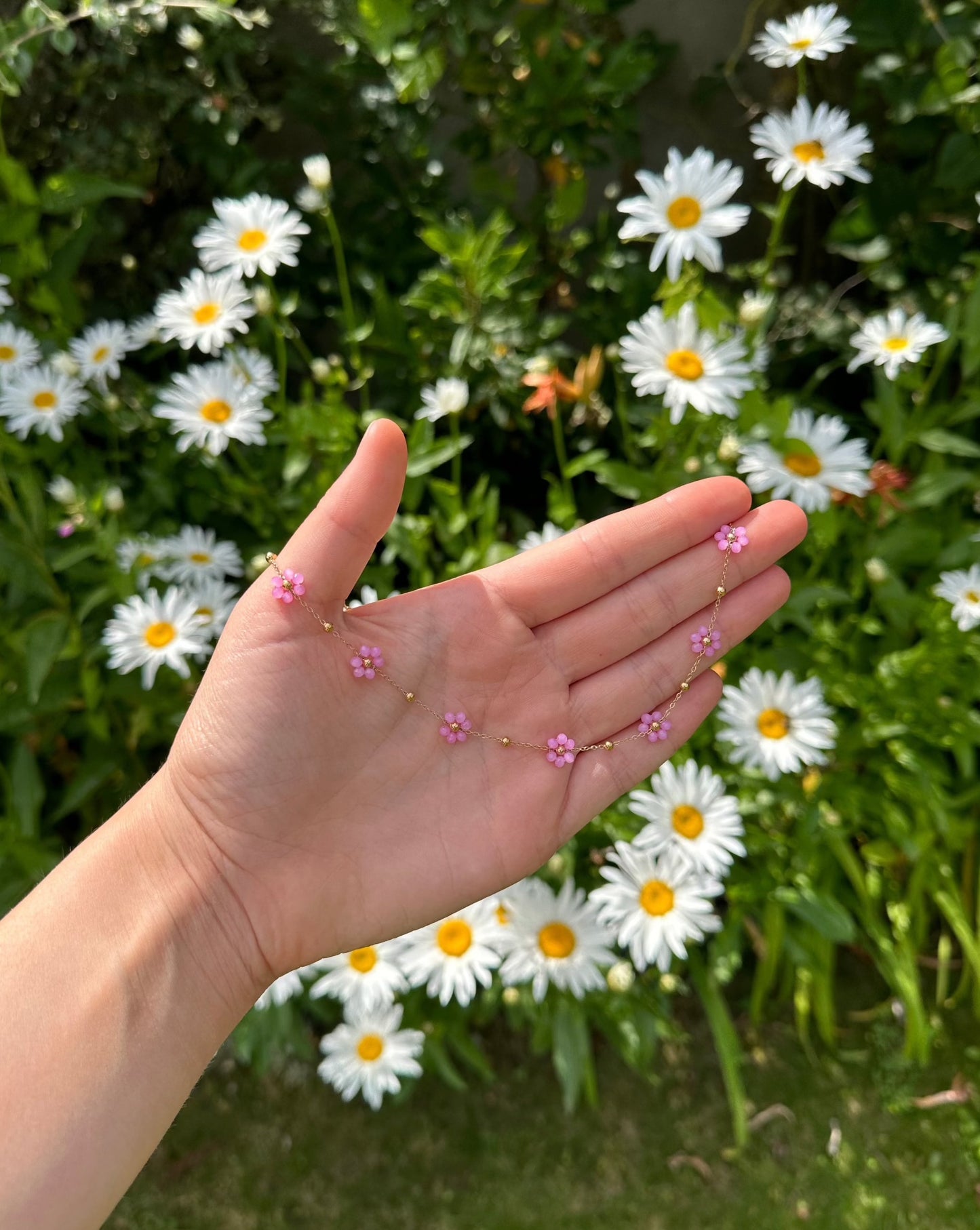 Collier petites fleurs roses