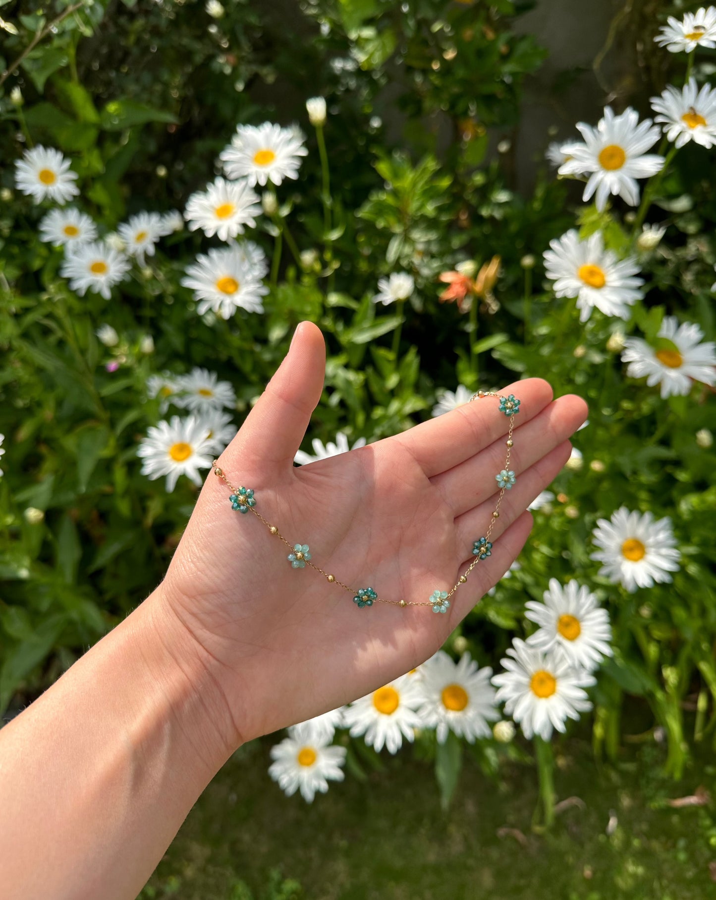 Collier petites fleurs vertes