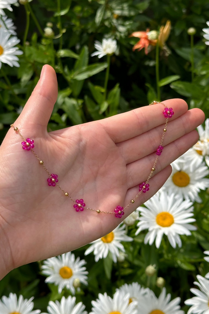 Collier petites fleurs fushia