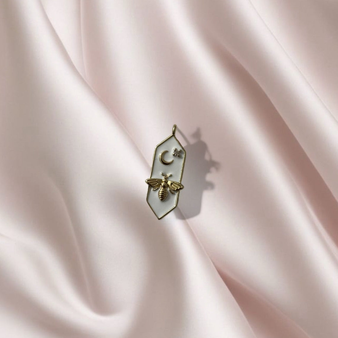 White bee diamond medallion - Charm