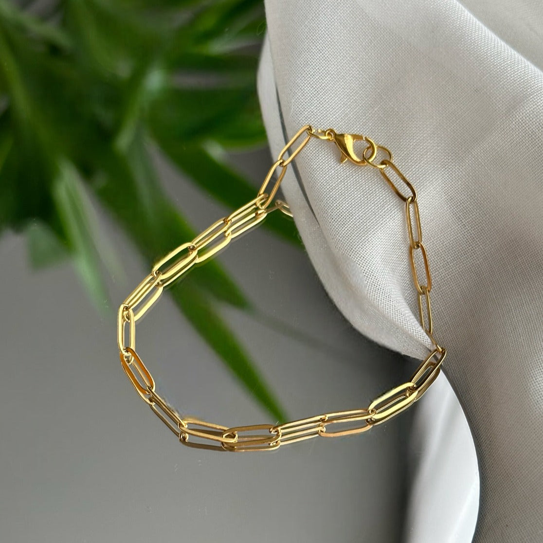 Fine golden bracelet